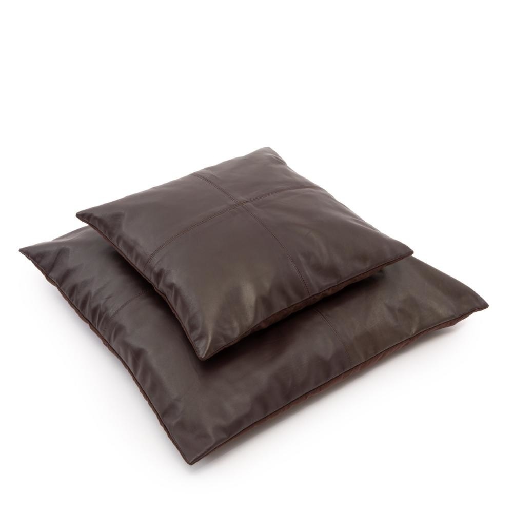 Display Kuddfodral i läder med fyra paneler - choklad - 40x40. Kuddfodral i läder med fyra paneler - choklad - 40x40.