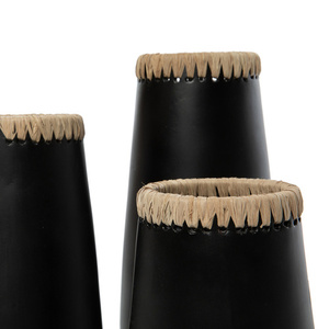 Vas Bazar Bizar Sneaky svart terrakotta raffia 31 cm L small 2