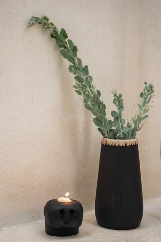 Kontrollera Bazar Bizar Sneaky M vas i svart terrakotta med naturfärgad raffia, 26 cm