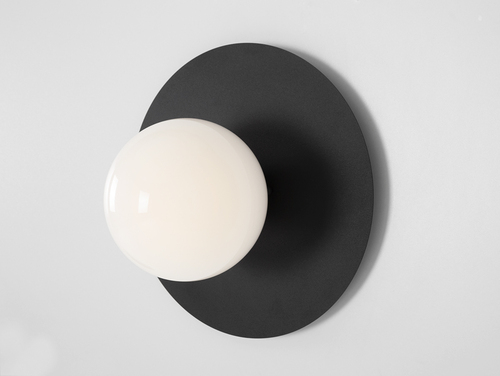 Kontrollera CustomForm SKIVA BALL S vägglampa – svart med opalvit kupa