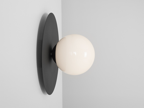 Kontrollera CustomForm SKIVA BALL S vägglampa – svart med opalvit kupa