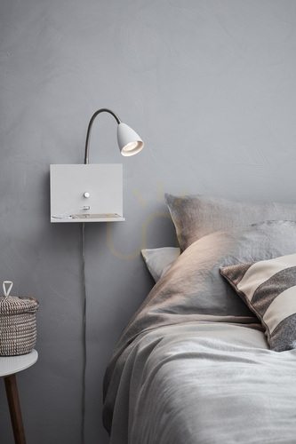Kontrollera Markslojd Logi 107140 vit vägglampa GU10 med hylla och USB