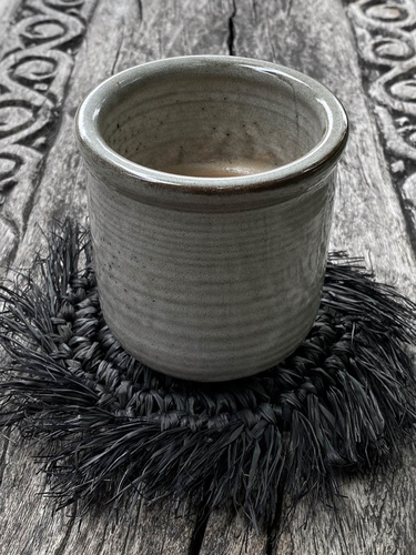 Kontrollera Bazar Bizar Fringe Raffia glasunderlägg med fransar, svart 16 cm