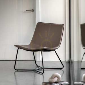 Gallery Direct Hawking Ember loungefåtölj i konstläder med svart metallram small 1