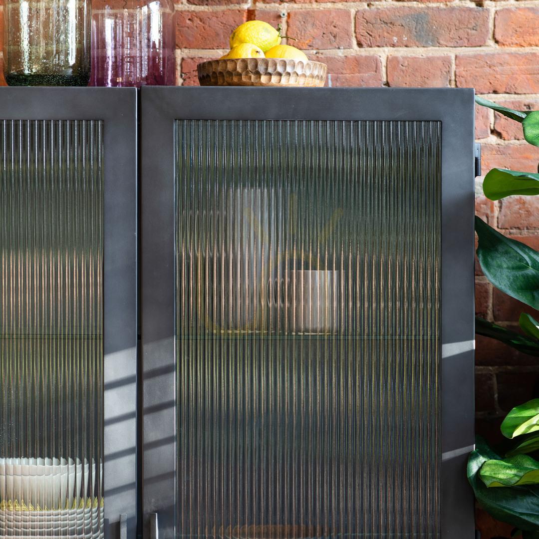 Förhandsvisning Vitrinskåp Gallery Direct Rye 2 dörrar 2 lådor mörkgrå järn och glas 100x42x165 cm Vitrinskåp Gallery Direct Rye 2 dörrar 2 lådor mörkgrå järn och glas 100x42x165 cm