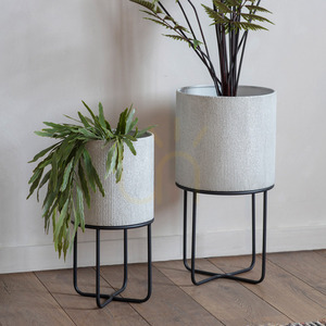Metallkruka set om 2 Gallery Direct Eda vit med stativ 30x58 cm small 1