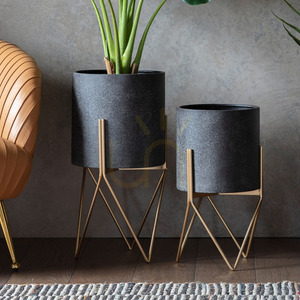 Kruka med stativ Gallery Direct Hoven grå/guld järn 61 cm small 1