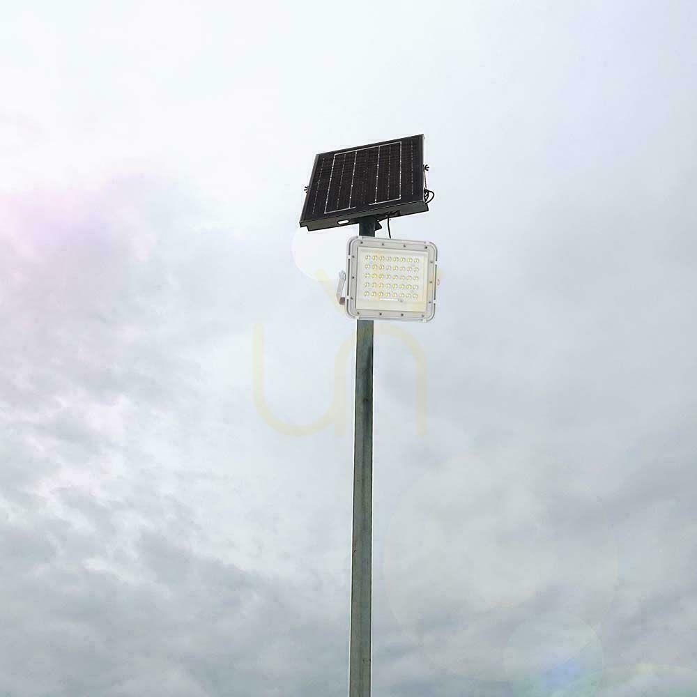 Utsikt V-TAC 6W Solar LED-projektor Fjärrkontroll, AUTO, Timer, IP65 Vit VT-40W-W 4000K 400lm. V-TAC 6W Solar LED-projektor Fjärrkontroll, AUTO, Timer, IP65 Vit VT-40W-W 4000K 400lm.