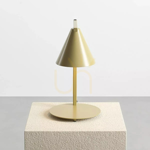 Aldex Form 1108B12 skrivbordslampa, pistagegrön small 2