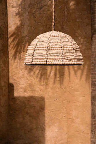 Kontrollera Pendellampa BAZAR BIZAR The Wooden Bead Dome natur 48 cm