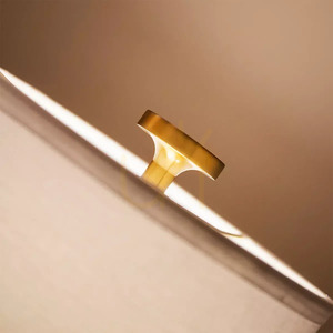 Issa bordslampa – 1 ljuskälla – borstat guld Elstead small 1
