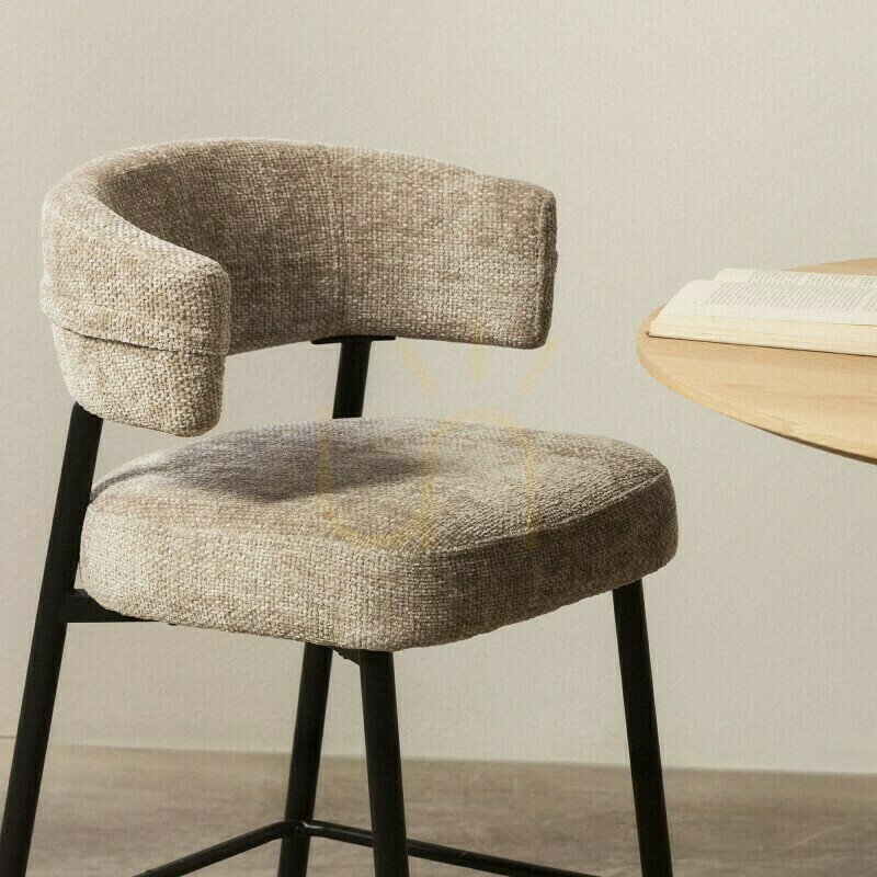 Utsikt Set med 2 OSARIO-barstolar i beige med svarta ben; minsta beställningsantal: 2 stycken – Nova Nook Set med 2 OSARIO-barstolar i beige med svarta ben; minsta beställningsantal: 2 stycken – Nova Nook